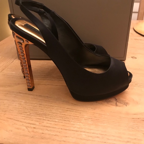 BCBG neverworn shoe - Picture 2 of 5